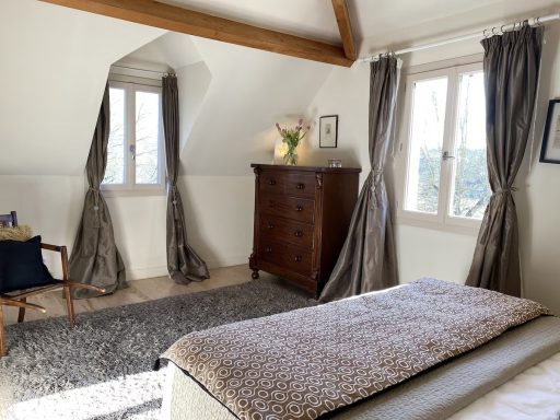 Master bedroom. Master bedroom.